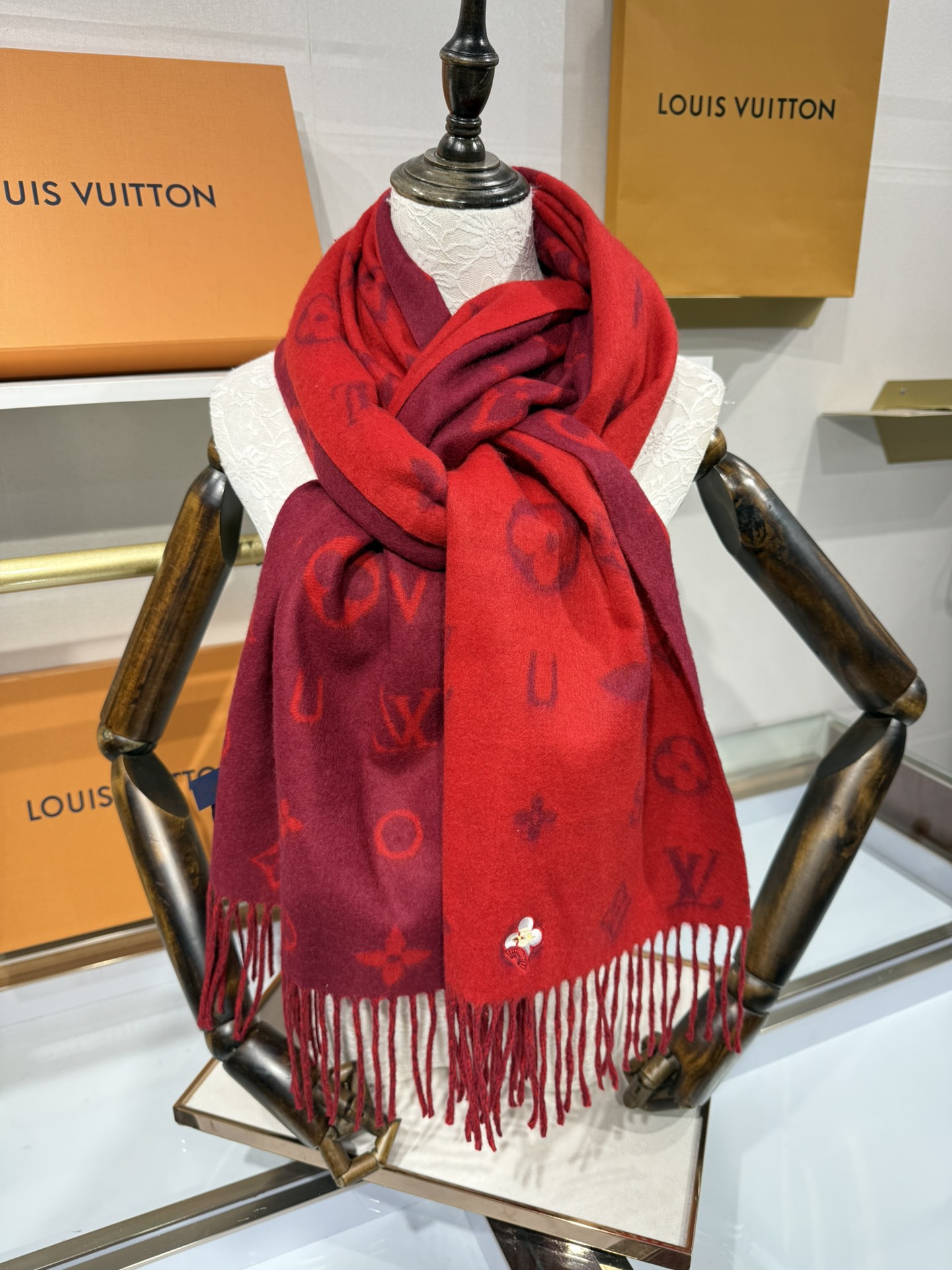 💟Reykjavik 2.0 围巾为柔软羊绒标注 Monogram 花卉和 LV 字母，其间点缀品牌名称