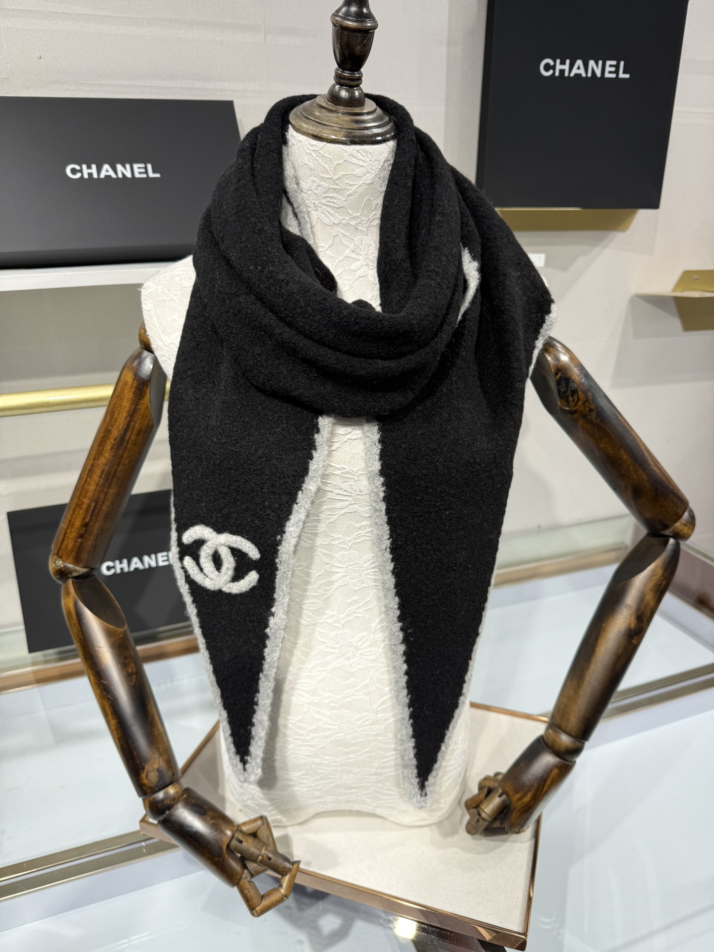 💟小香风围巾，将法式优雅轻松拿捏。甄选柔软蓬松的马海毛与立体感羊毛圈圈纱交织，赋予其轻盈空气感与温暖实穿