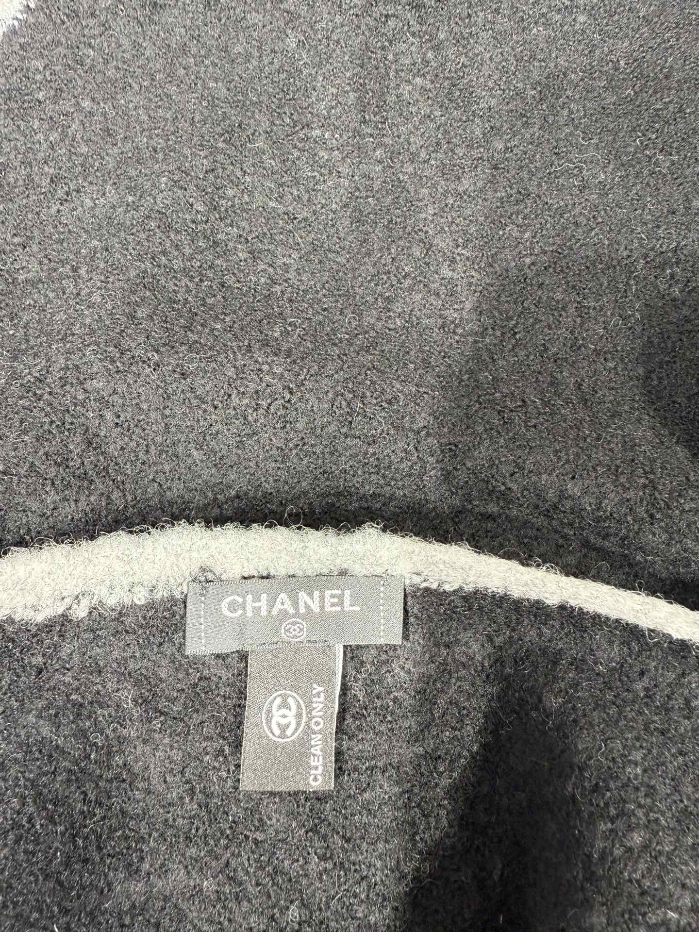 💟小香风围巾，将法式优雅轻松拿捏。甄选柔软蓬松的马海毛与立体感羊毛圈圈纱交织，赋予其轻盈空气感与温暖实穿