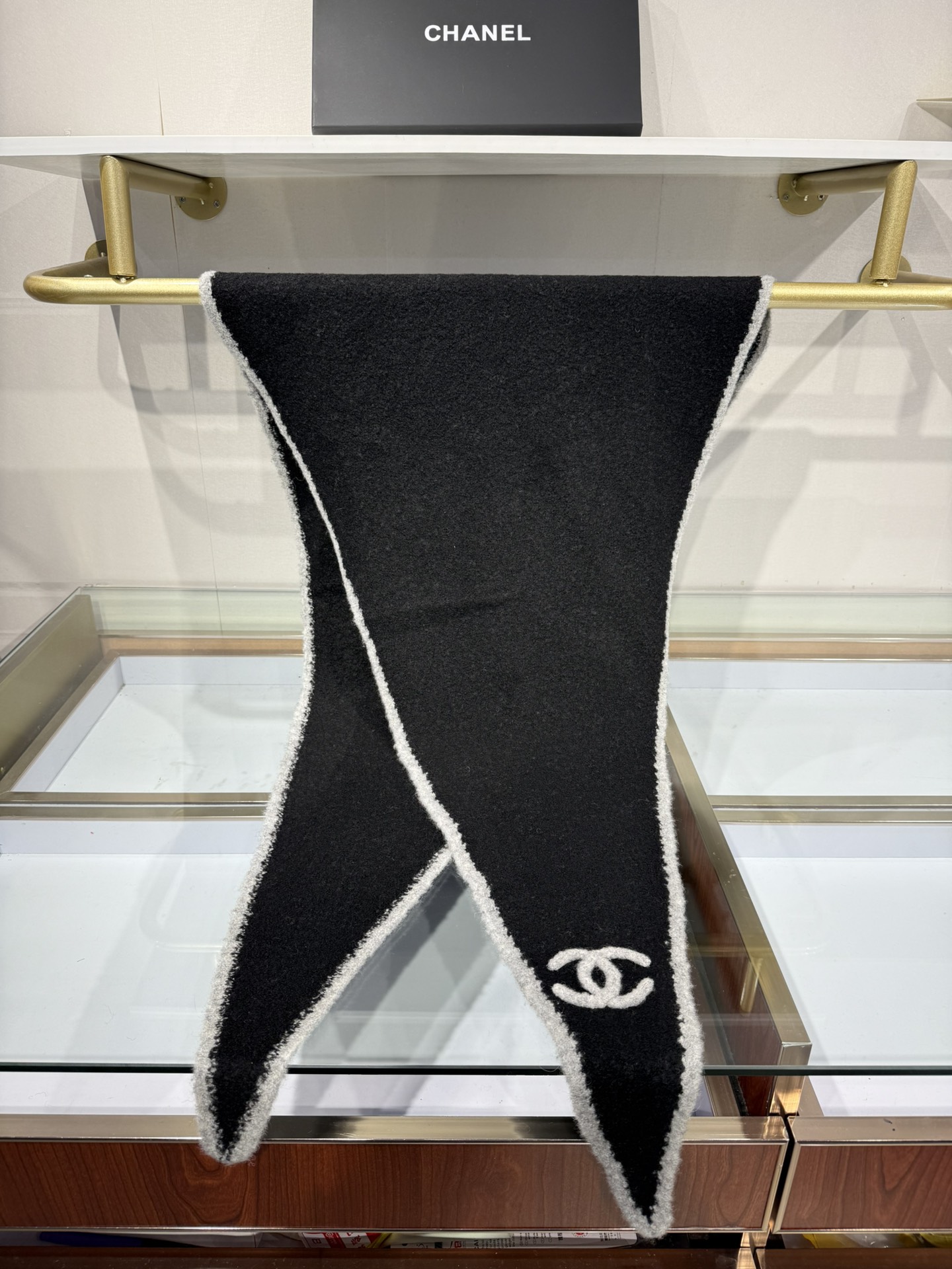 💟小香风围巾，将法式优雅轻松拿捏。甄选柔软蓬松的马海毛与立体感羊毛圈圈纱交织，赋予其轻盈空气感与温暖实穿