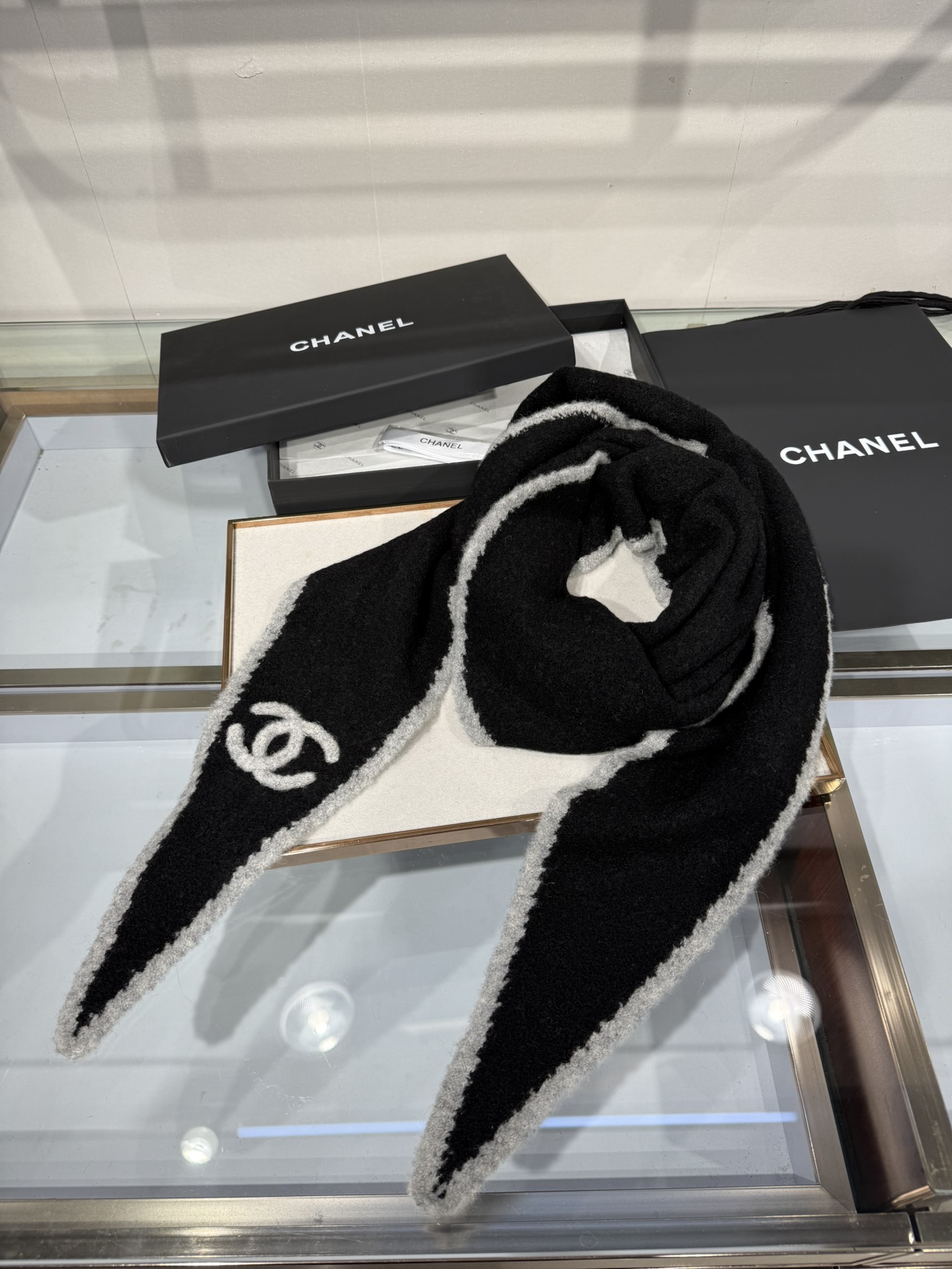 💟小香风围巾，将法式优雅轻松拿捏。甄选柔软蓬松的马海毛与立体感羊毛圈圈纱交织，赋予其轻盈空气感与温暖实穿