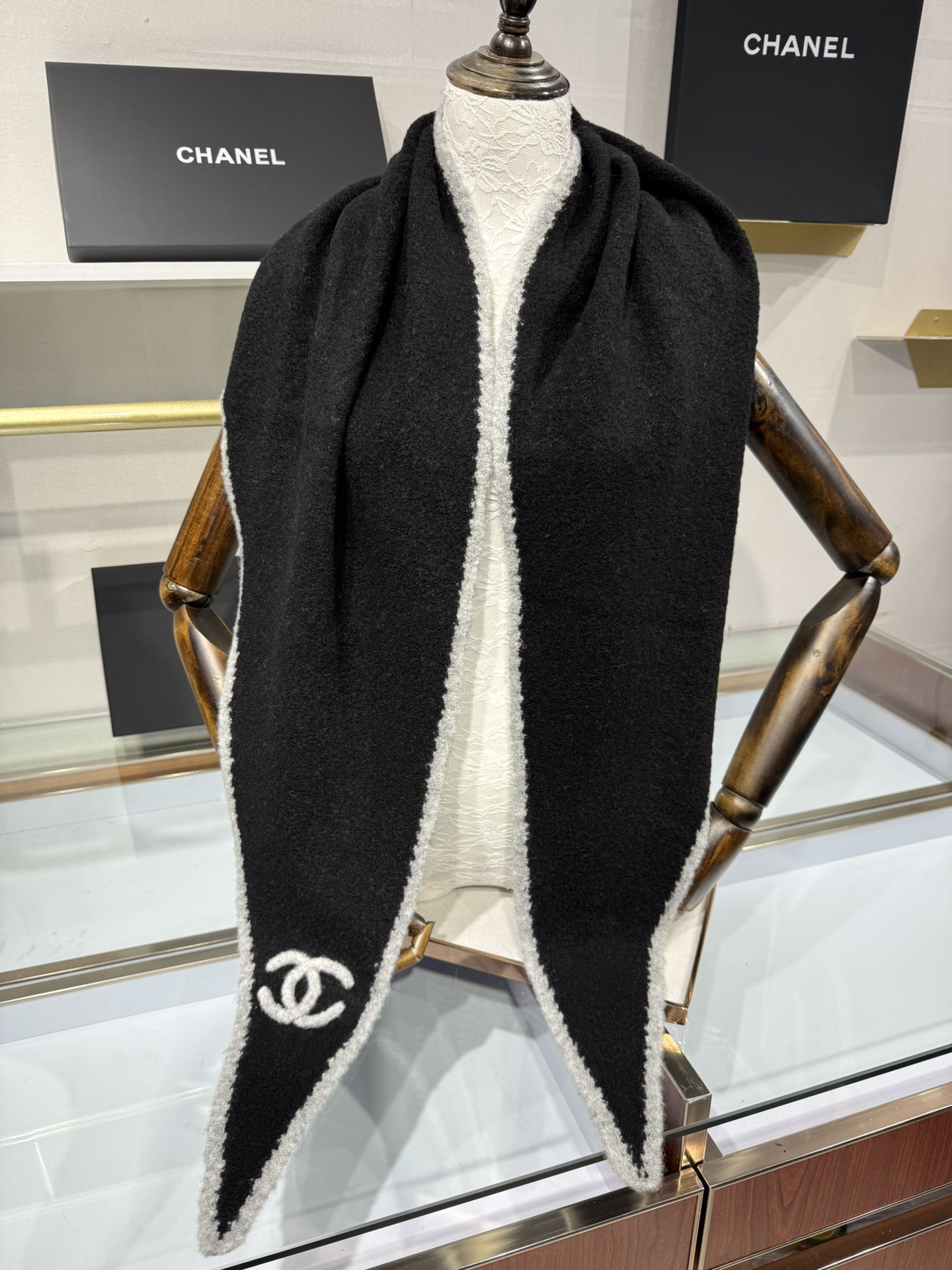 💟小香风围巾，将法式优雅轻松拿捏。甄选柔软蓬松的马海毛与立体感羊毛圈圈纱交织，赋予其轻盈空气感与温暖实穿