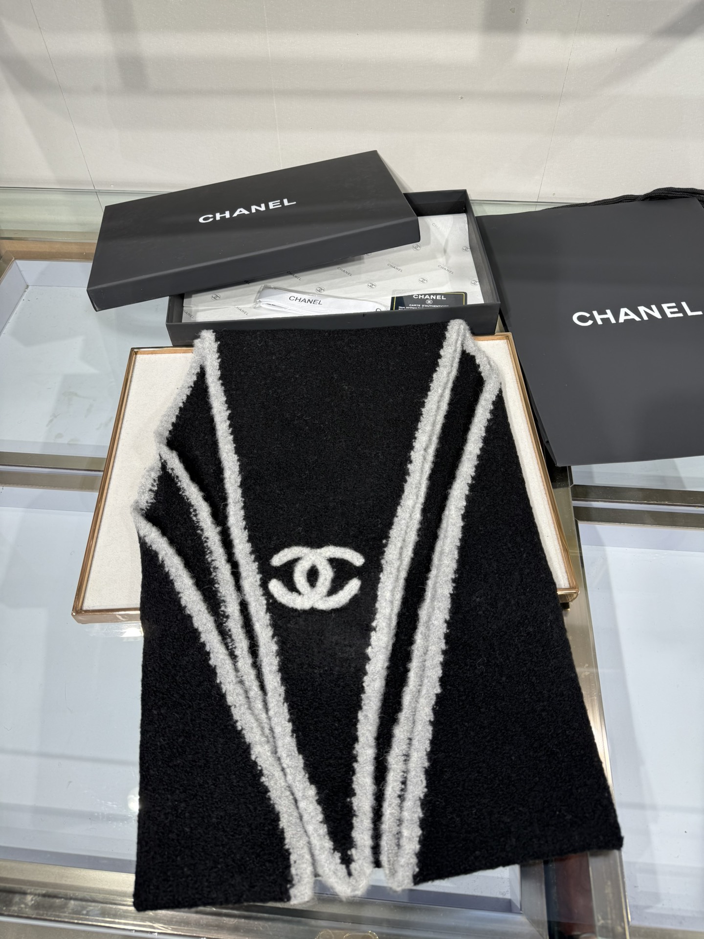 💟小香风围巾，将法式优雅轻松拿捏。甄选柔软蓬松的马海毛与立体感羊毛圈圈纱交织，赋予其轻盈空气感与温暖实穿