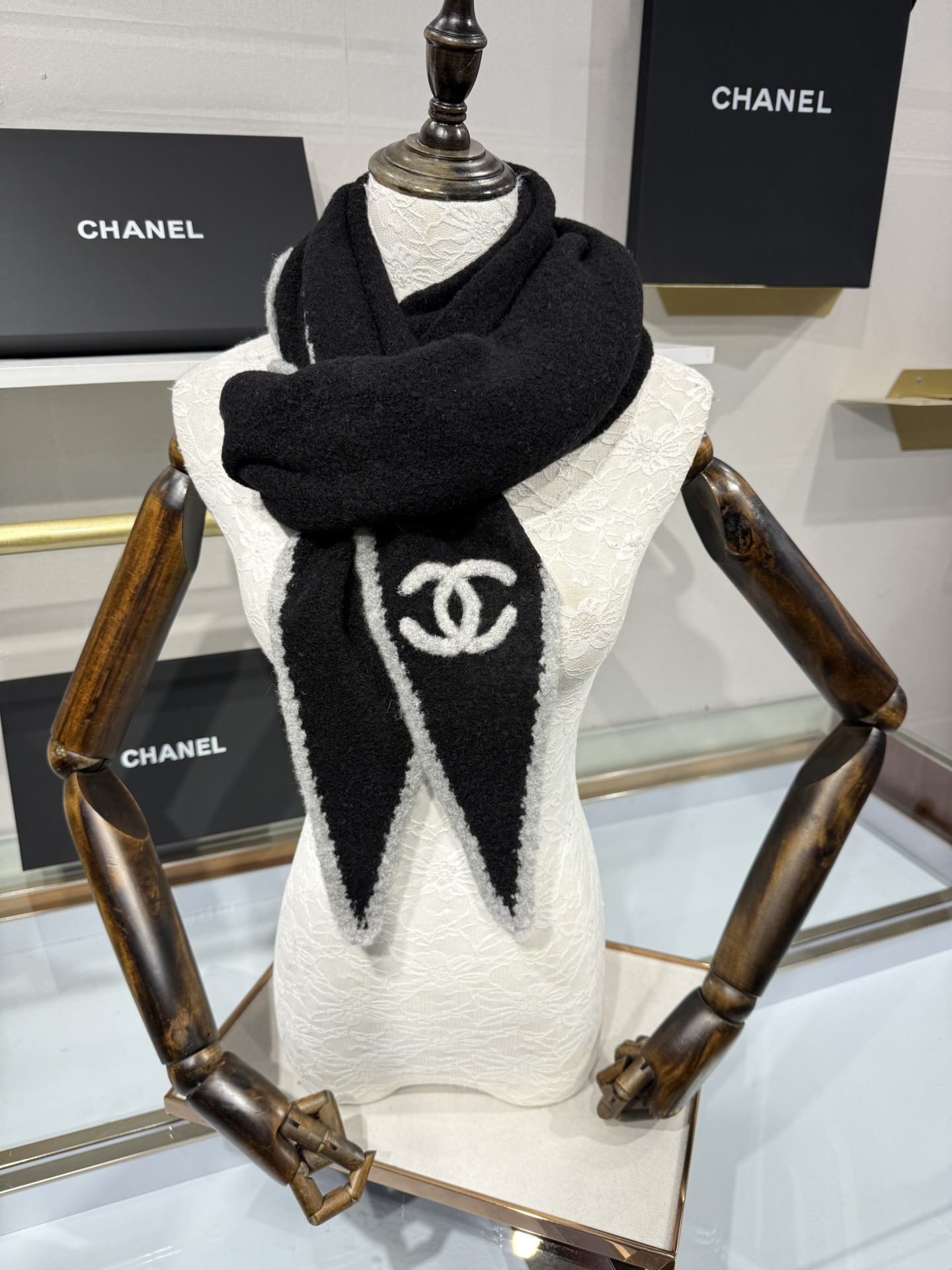 💟小香风围巾，将法式优雅轻松拿捏。甄选柔软蓬松的马海毛与立体感羊毛圈圈纱交织，赋予其轻盈空气感与温暖实穿