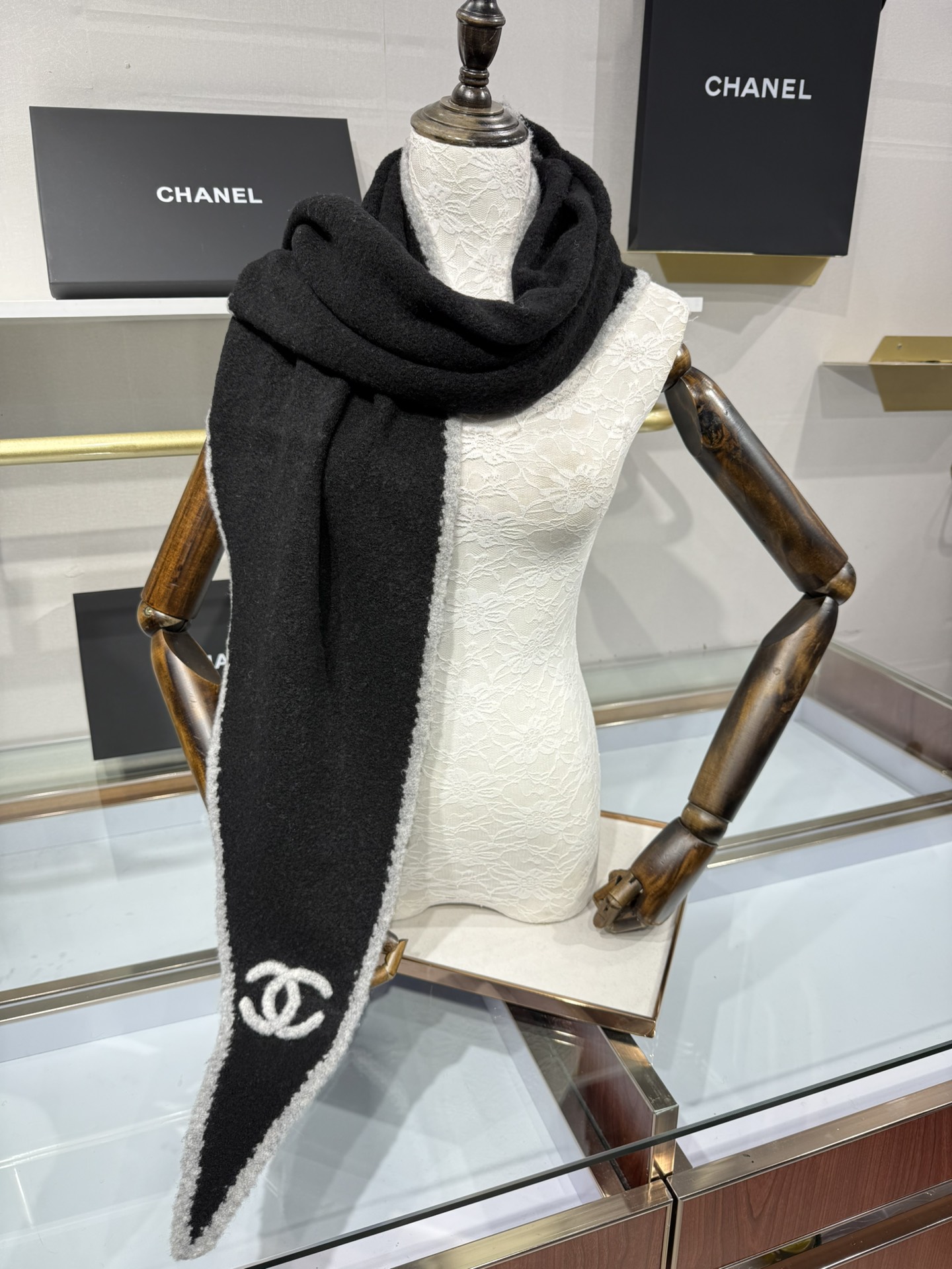 💟小香风围巾，将法式优雅轻松拿捏。甄选柔软蓬松的马海毛与立体感羊毛圈圈纱交织，赋予其轻盈空气感与温暖实穿