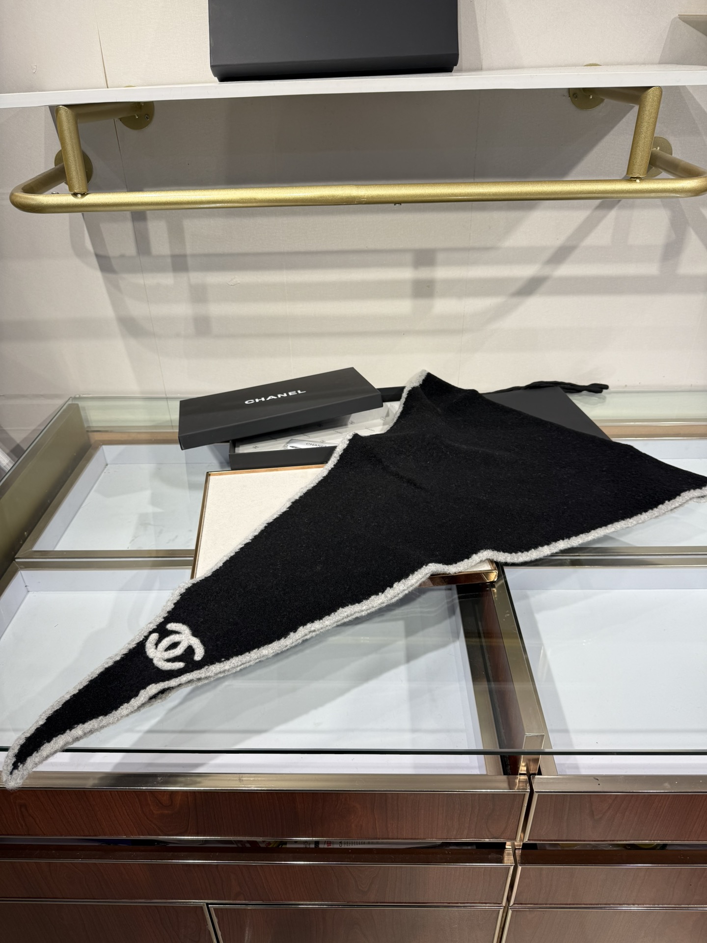 💟小香风围巾，将法式优雅轻松拿捏。甄选柔软蓬松的马海毛与立体感羊毛圈圈纱交织，赋予其轻盈空气感与温暖实穿