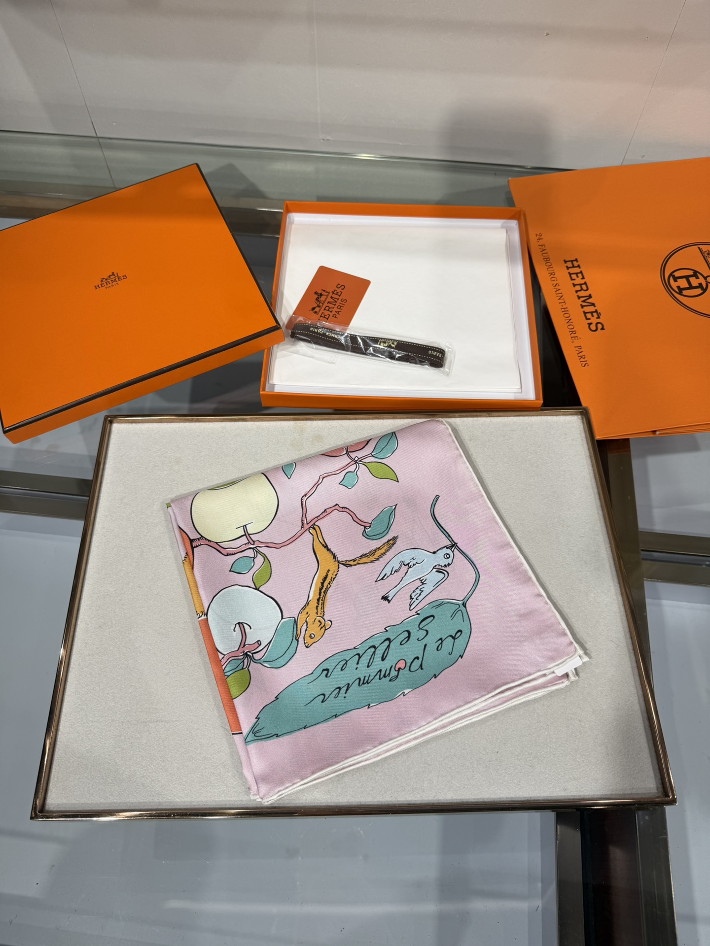 💟“马鞍上的苹果树”90双面方巾手工卷边斜纹真丝方巾（100%桑蚕丝）。这款爱马仕的经典单品展现强大而迷