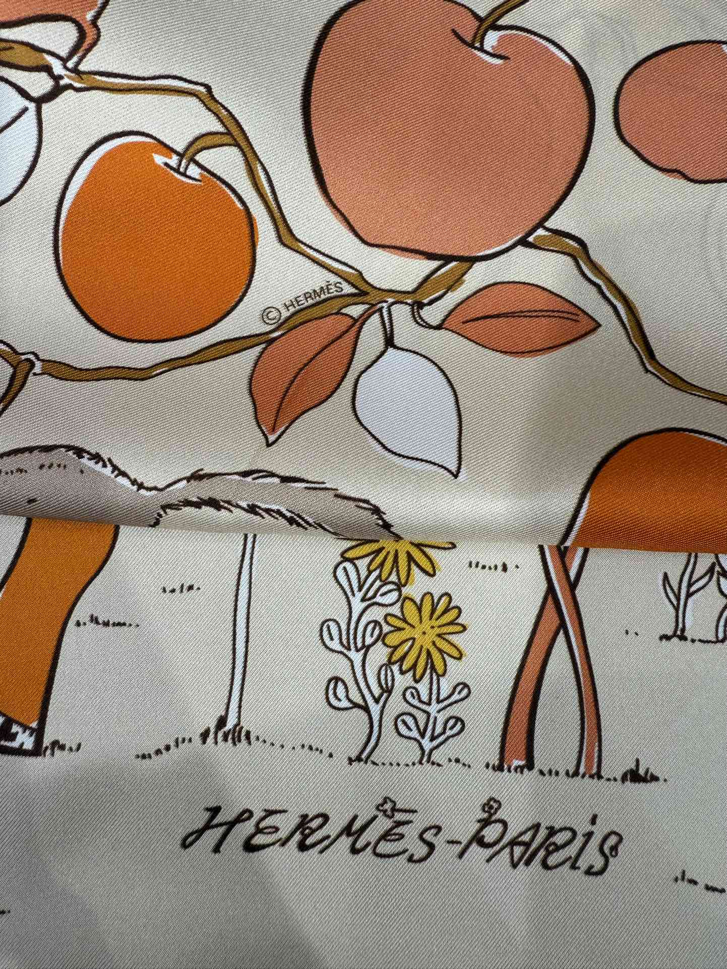 💟“马鞍上的苹果树”90双面方巾手工卷边斜纹真丝方巾（100%桑蚕丝）。这款爱马仕的经典单品展现强大而迷