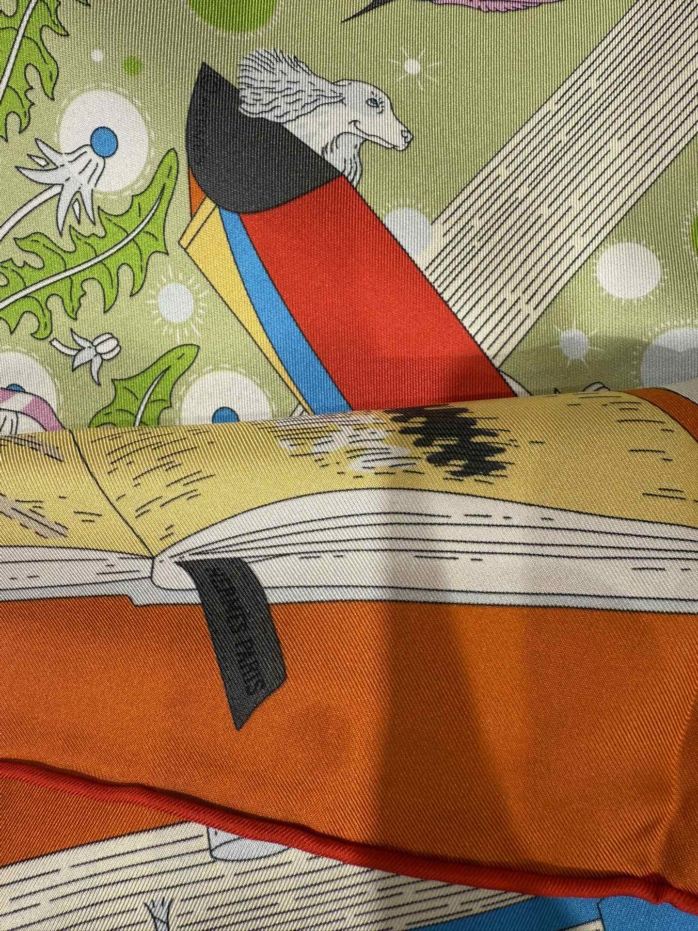 💟26春季新款--诗意遨游90真丝方巾 ​窗户外欣赏大海帆船，贴近海螺壳听见大海的声音，一种诗意和浪漫的氛围，又是一幅裱