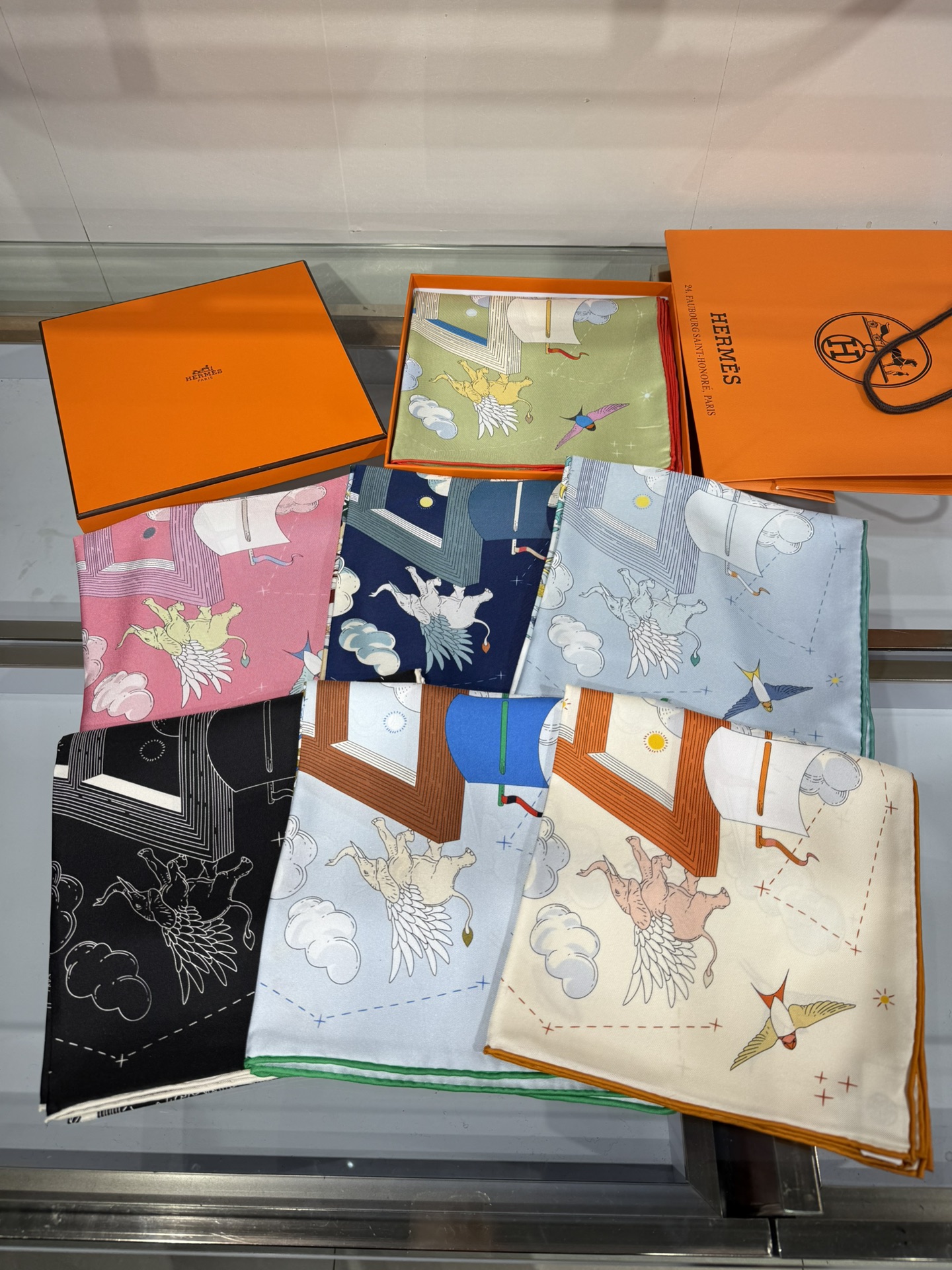 💟26春季新款--诗意遨游90真丝方巾 ​窗户外欣赏大海帆船，贴近海螺壳听见大海的声音，一种诗意和浪漫的氛围，又是一幅裱