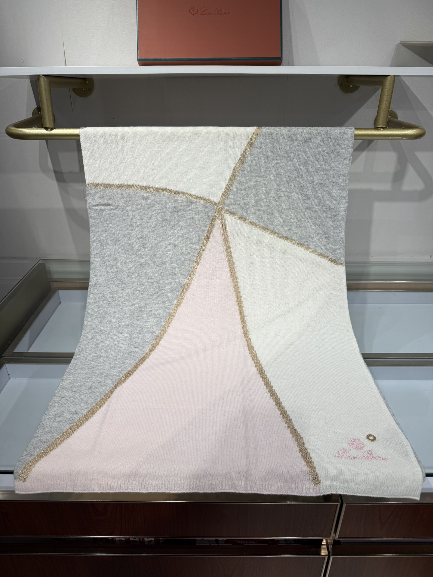 💟Loro Piana品牌的羊绒围巾，采用经典刺绣与金丝拼色设计，是秋冬季节兼具保暖与时尚的高端配饰。围巾以纯色为主调，