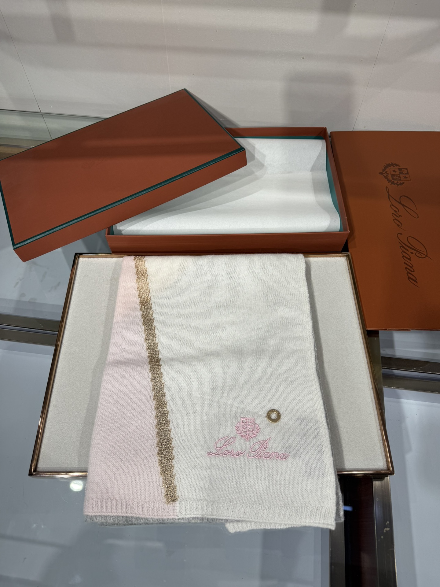 💟Loro Piana品牌的羊绒围巾，采用经典刺绣与金丝拼色设计，是秋冬季节兼具保暖与时尚的高端配饰。围巾以纯色为主调，