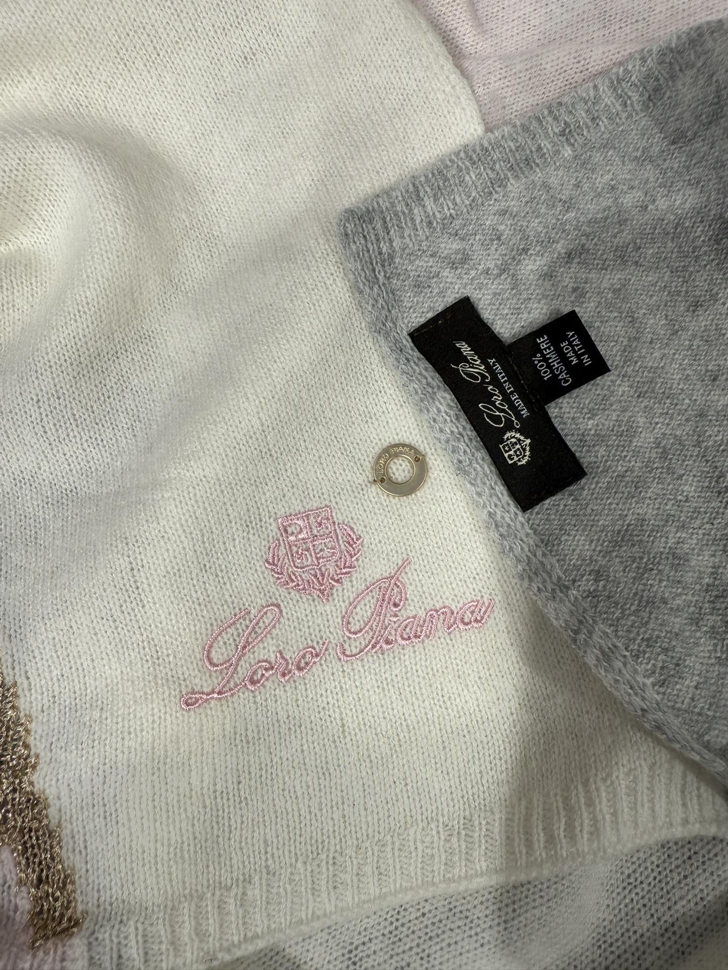💟Loro Piana品牌的羊绒围巾，采用经典刺绣与金丝拼色设计，是秋冬季节兼具保暖与时尚的高端配饰。围巾以纯色为主调，