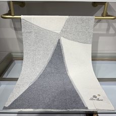 💟Loro Piana品牌的羊绒围巾,采用经典刺绣与金丝拼色设计,是秋冬季节兼具保暖与时尚的高端配饰。围巾以纯色为主调, 💟Loro Piana品牌的羊绒围巾,采用经典刺绣与金丝拼色设计,是秋冬季节兼具保暖与时尚的高端配饰。围巾以纯色为主调,