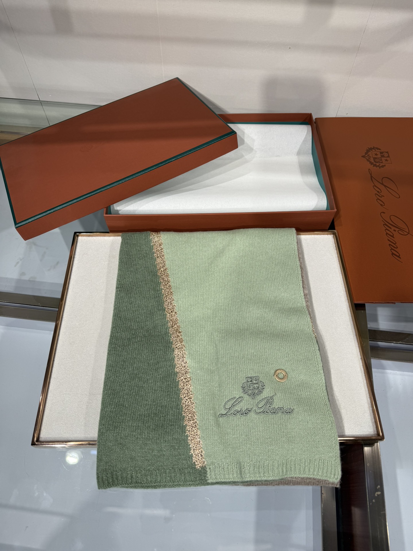 💟Loro Piana品牌的羊绒围巾,采用经典刺绣与金丝拼色设计,是秋冬季节兼具保暖与时尚的高端配饰。围巾以纯色为主调, 💟Loro Piana品牌的羊绒围巾,采用经典刺绣与金丝拼色设计,是秋冬季节兼具保暖与时尚的高端配饰。围巾以纯色为主调,