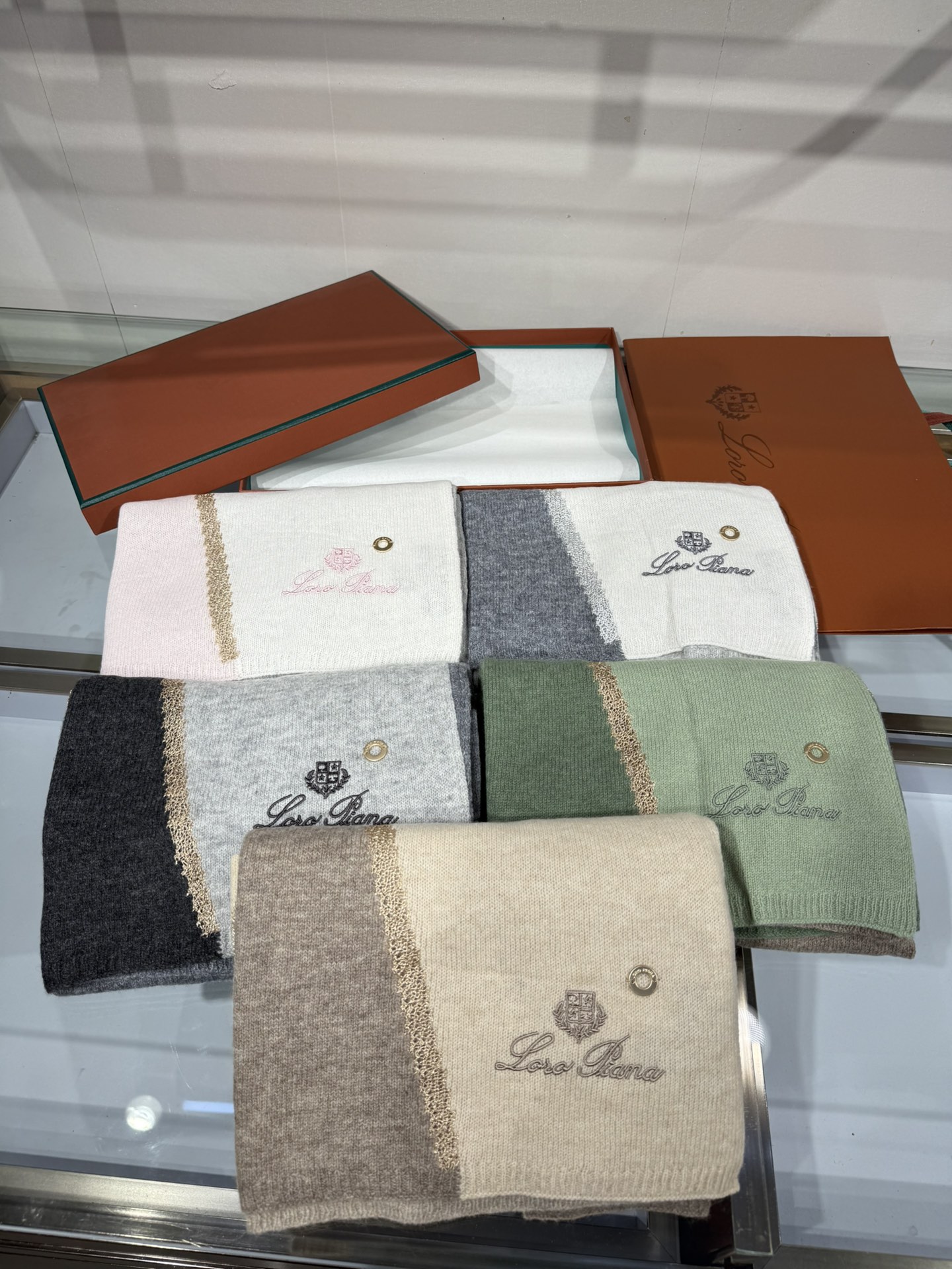 💟Loro Piana品牌的羊绒围巾，采用经典刺绣与金丝拼色设计，是秋冬季节兼具保暖与时尚的高端配饰。围巾以纯色为主调，
