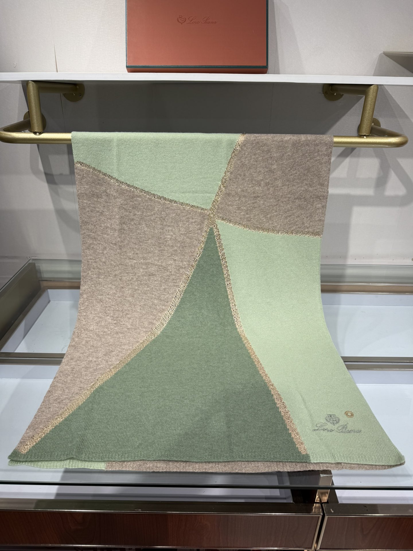 💟Loro Piana品牌的羊绒围巾,采用经典刺绣与金丝拼色设计,是秋冬季节兼具保暖与时尚的高端配饰。围巾以纯色为主调, 💟Loro Piana品牌的羊绒围巾,采用经典刺绣与金丝拼色设计,是秋冬季节兼具保暖与时尚的高端配饰。围巾以纯色为主调,