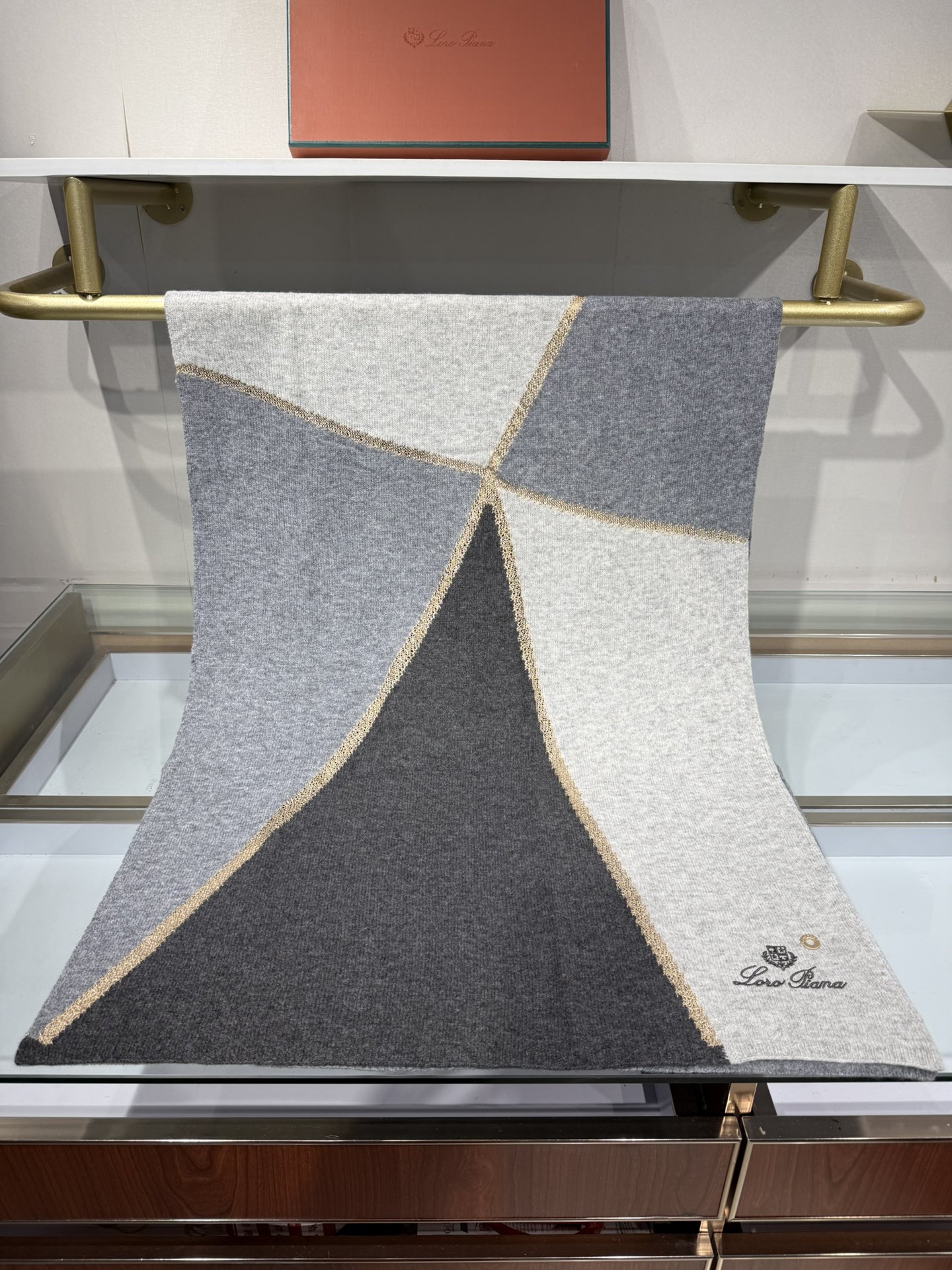 💟Loro Piana品牌的羊绒围巾,采用经典刺绣与金丝拼色设计,是秋冬季节兼具保暖与时尚的高端配饰。围巾以纯色为主调, 💟Loro Piana品牌的羊绒围巾,采用经典刺绣与金丝拼色设计,是秋冬季节兼具保暖与时尚的高端配饰。围巾以纯色为主调,