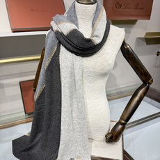 💟Loro Piana品牌的羊绒围巾,采用经典刺绣与金丝拼色设计,是秋冬季节兼具保暖与时尚的高端配饰。围巾以纯色为主调, 💟Loro Piana品牌的羊绒围巾,采用经典刺绣与金丝拼色设计,是秋冬季节兼具保暖与时尚的高端配饰。围巾以纯色为主调,
