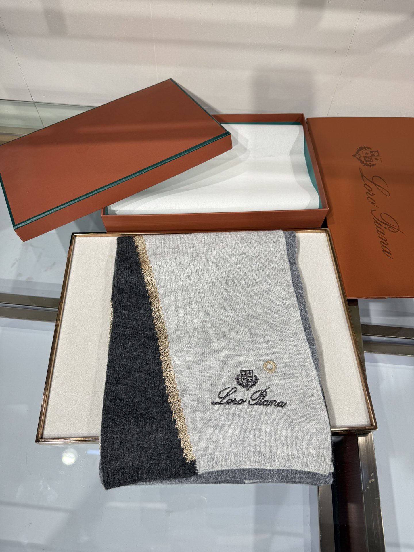 💟Loro Piana品牌的羊绒围巾,采用经典刺绣与金丝拼色设计,是秋冬季节兼具保暖与时尚的高端配饰。围巾以纯色为主调, 💟Loro Piana品牌的羊绒围巾,采用经典刺绣与金丝拼色设计,是秋冬季节兼具保暖与时尚的高端配饰。围巾以纯色为主调,