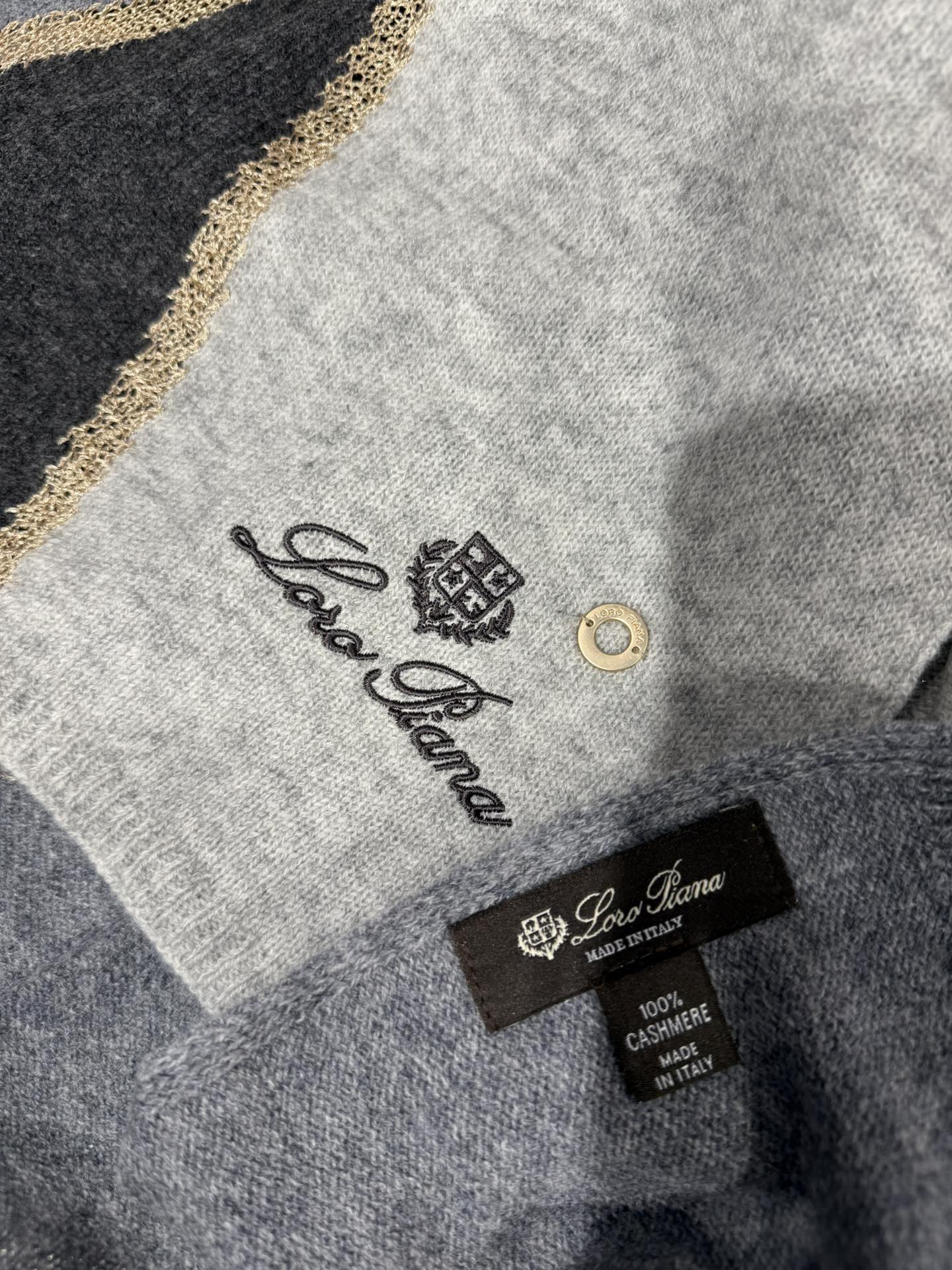 💟Loro Piana品牌的羊绒围巾,采用经典刺绣与金丝拼色设计,是秋冬季节兼具保暖与时尚的高端配饰。围巾以纯色为主调, 💟Loro Piana品牌的羊绒围巾,采用经典刺绣与金丝拼色设计,是秋冬季节兼具保暖与时尚的高端配饰。围巾以纯色为主调,