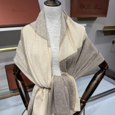 💟Loro Piana品牌的羊绒围巾,采用经典刺绣与金丝拼色设计,是秋冬季节兼具保暖与时尚的高端配饰。围巾以纯色为主调, 💟Loro Piana品牌的羊绒围巾,采用经典刺绣与金丝拼色设计,是秋冬季节兼具保暖与时尚的高端配饰。围巾以纯色为主调,