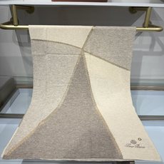 💟Loro Piana品牌的羊绒围巾,采用经典刺绣与金丝拼色设计,是秋冬季节兼具保暖与时尚的高端配饰。围巾以纯色为主调, 💟Loro Piana品牌的羊绒围巾,采用经典刺绣与金丝拼色设计,是秋冬季节兼具保暖与时尚的高端配饰。围巾以纯色为主调,