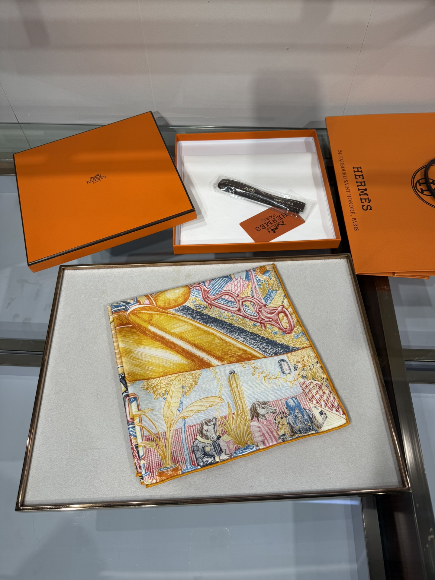 💟“光之城”90双面方巾手工卷边斜纹真丝方巾（100%桑蚕丝）。这款爱马仕的经典单品展现强大而迷人的女性