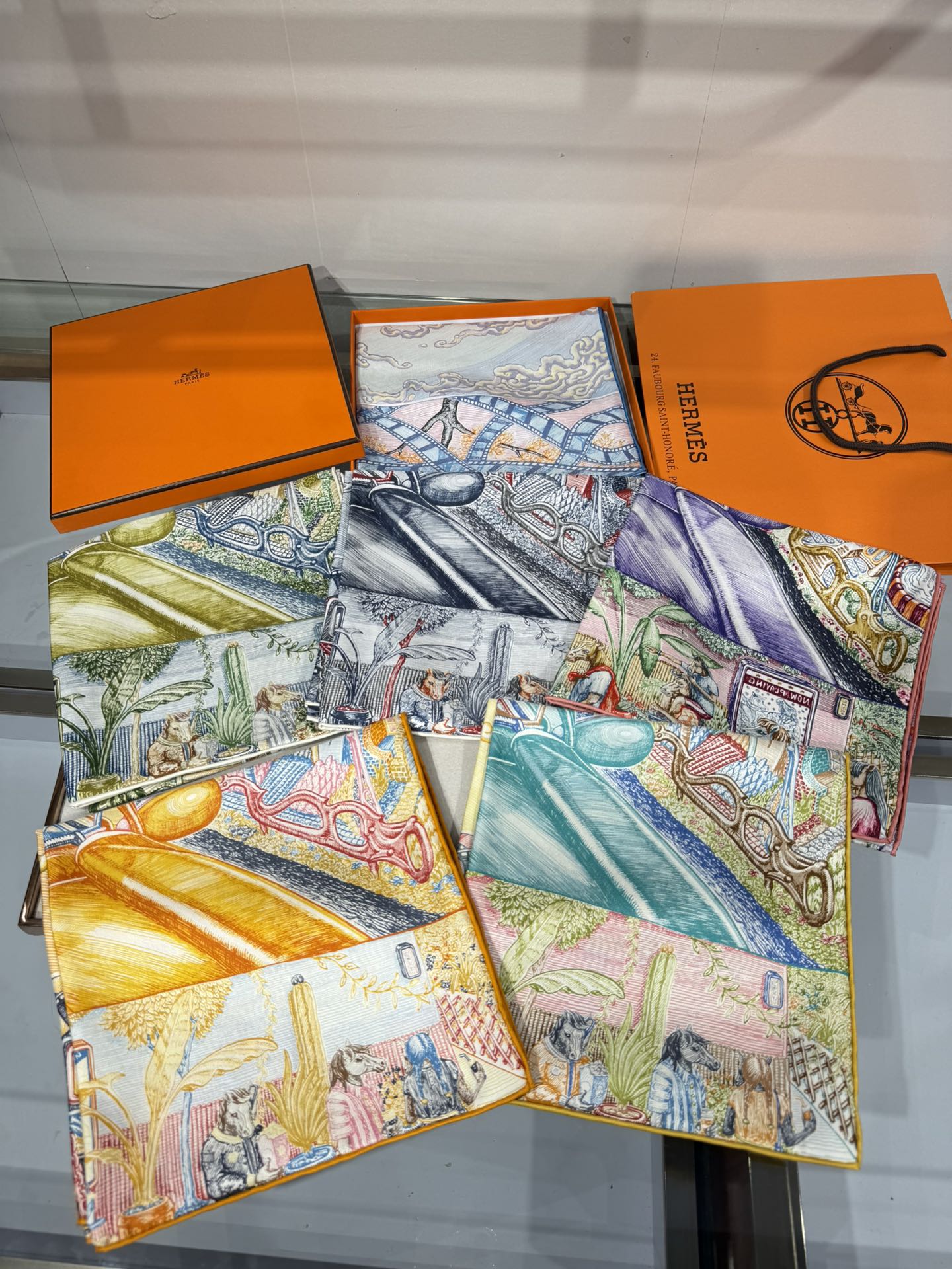 💟“光之城”90双面方巾手工卷边斜纹真丝方巾（100%桑蚕丝）。这款爱马仕的经典单品展现强大而迷人的女性