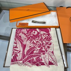 💟💞上新🆕140丝绒方巾双面同色 手工卷边丝毛方巾(30%真丝70%羊绒) 这款披肩的经典单品展现强大而迷人的女性魅力精 💟💞上新🆕140丝绒方巾双面同色 手工卷边丝毛方巾(30%真丝70%羊绒) 这款披肩的经典单品展现强大而迷人的女性魅力精