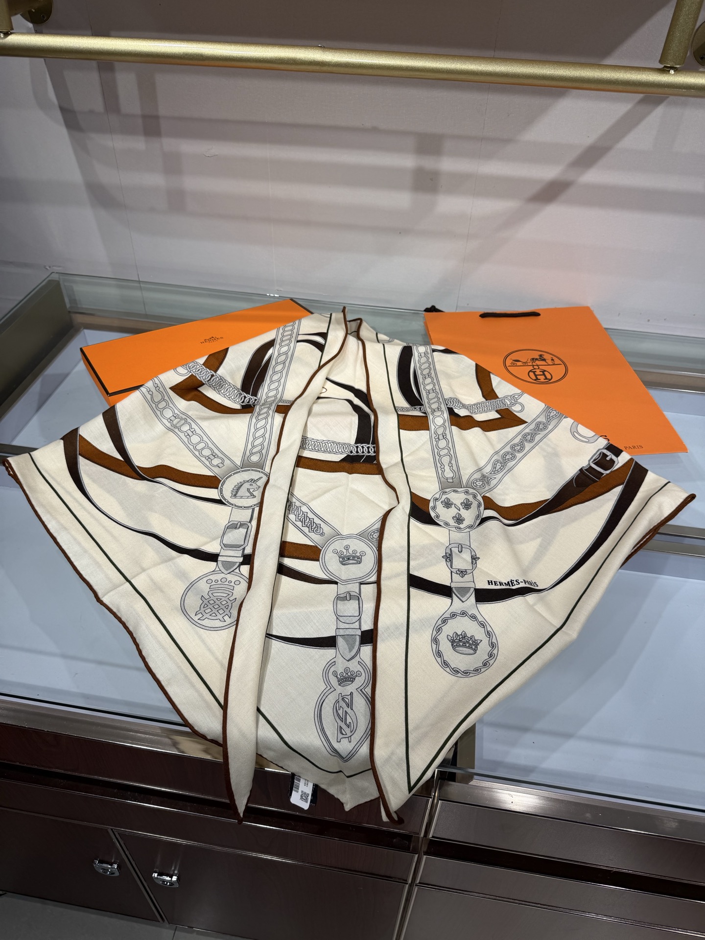 💟HERMES/2026❤️New三角形尺寸，非常好搭配衣服，手工卷边,70%羊绒+30%真丝材质混纺面料柔软细腻，像云