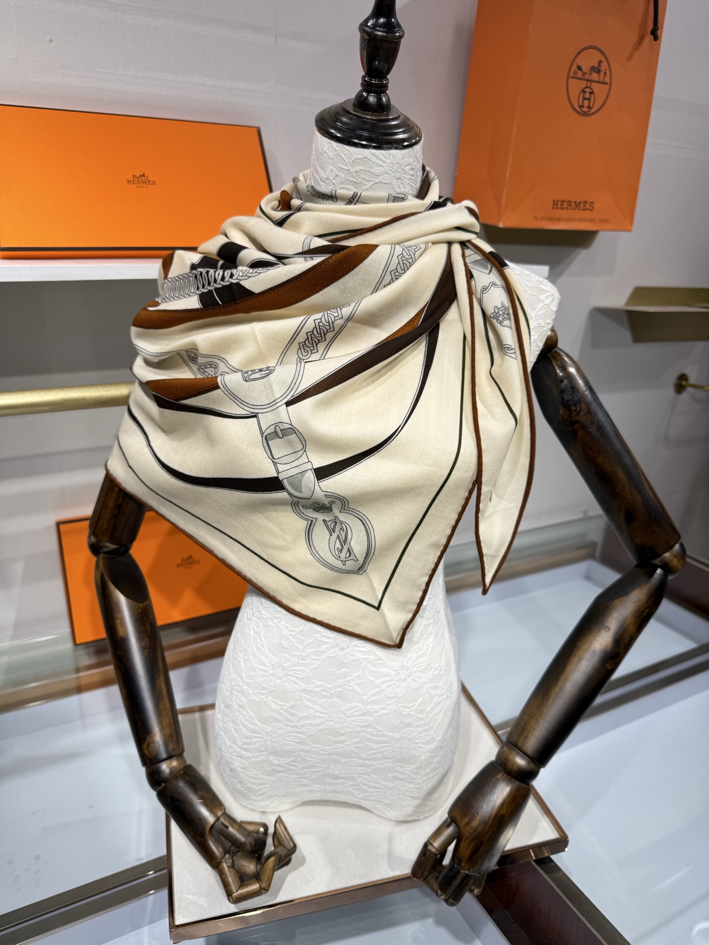 💟HERMES/2026❤️New三角形尺寸，非常好搭配衣服，手工卷边,70%羊绒+30%真丝材质混纺面料柔软细腻，像云