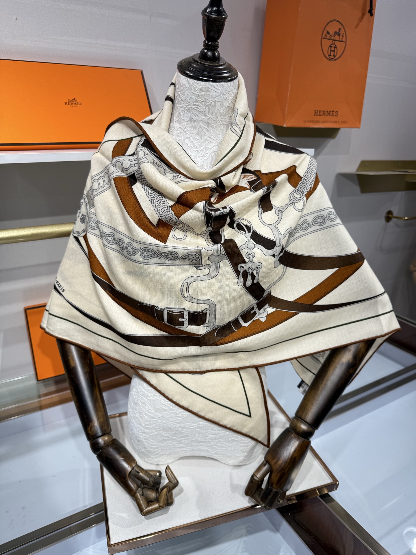 💟HERMES/2026❤️New三角形尺寸，非常好搭配衣服，手工卷边,70%羊绒+30%真丝材质混纺面料柔软细腻，像云