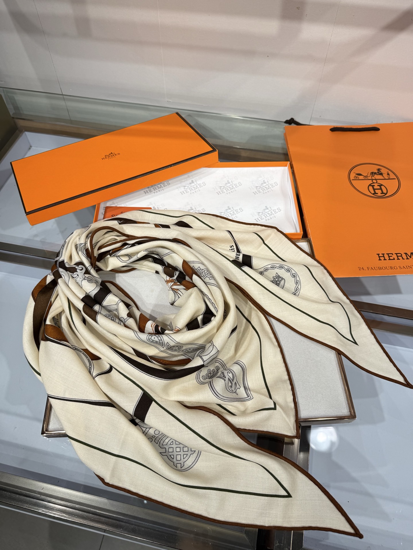 💟HERMES/2026❤️New三角形尺寸，非常好搭配衣服，手工卷边,70%羊绒+30%真丝材质混纺面料柔软细腻，像云