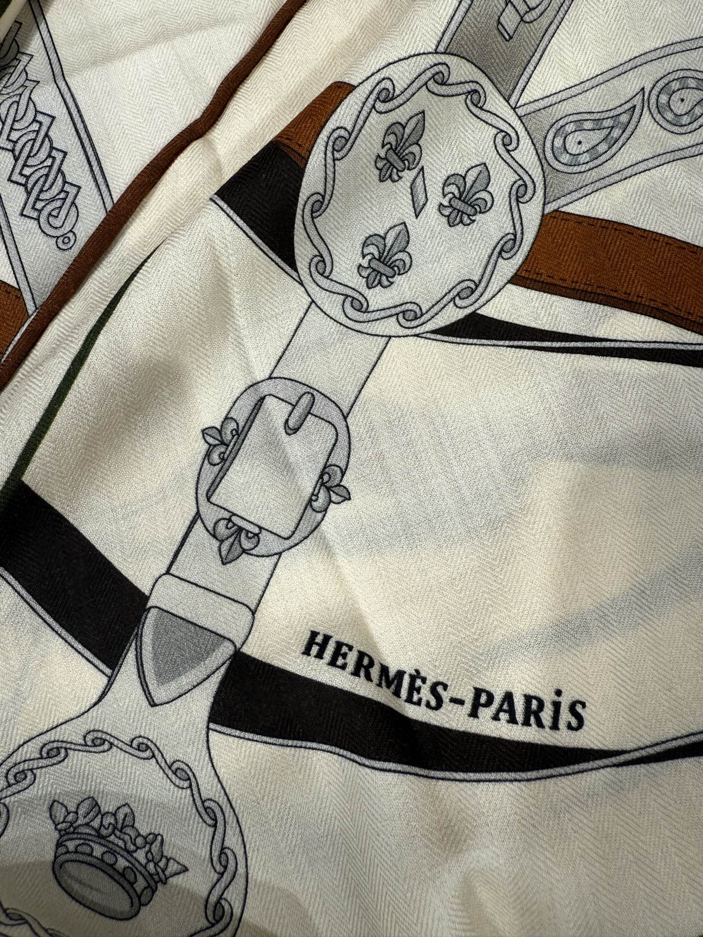 💟HERMES/2026❤️New三角形尺寸，非常好搭配衣服，手工卷边,70%羊绒+30%真丝材质混纺面料柔软细腻，像云