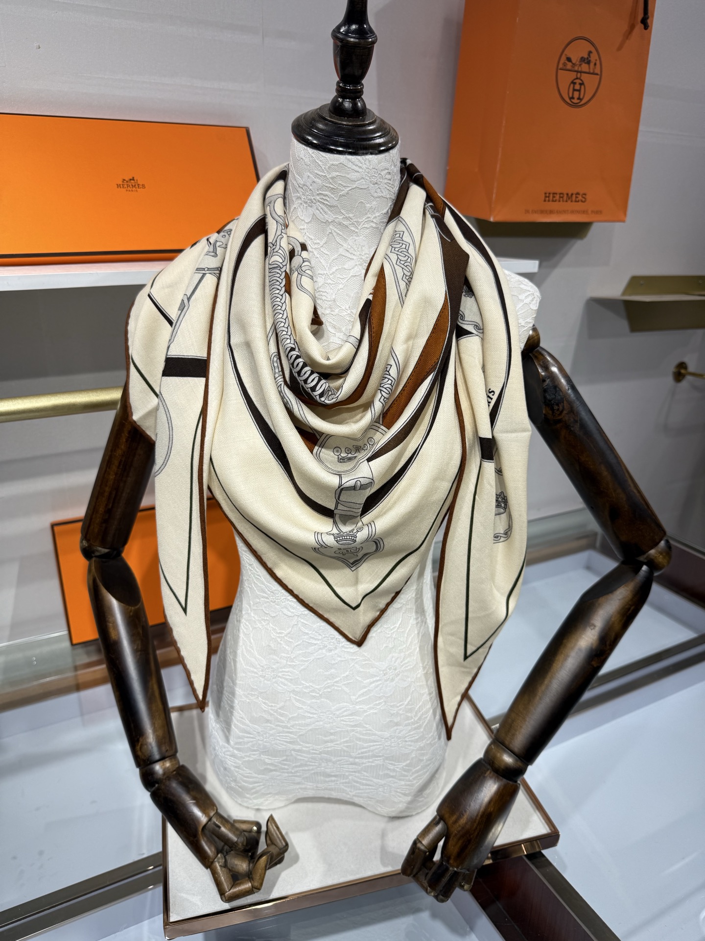 💟HERMES/2026❤️New三角形尺寸，非常好搭配衣服，手工卷边,70%羊绒+30%真丝材质混纺面料柔软细腻，像云