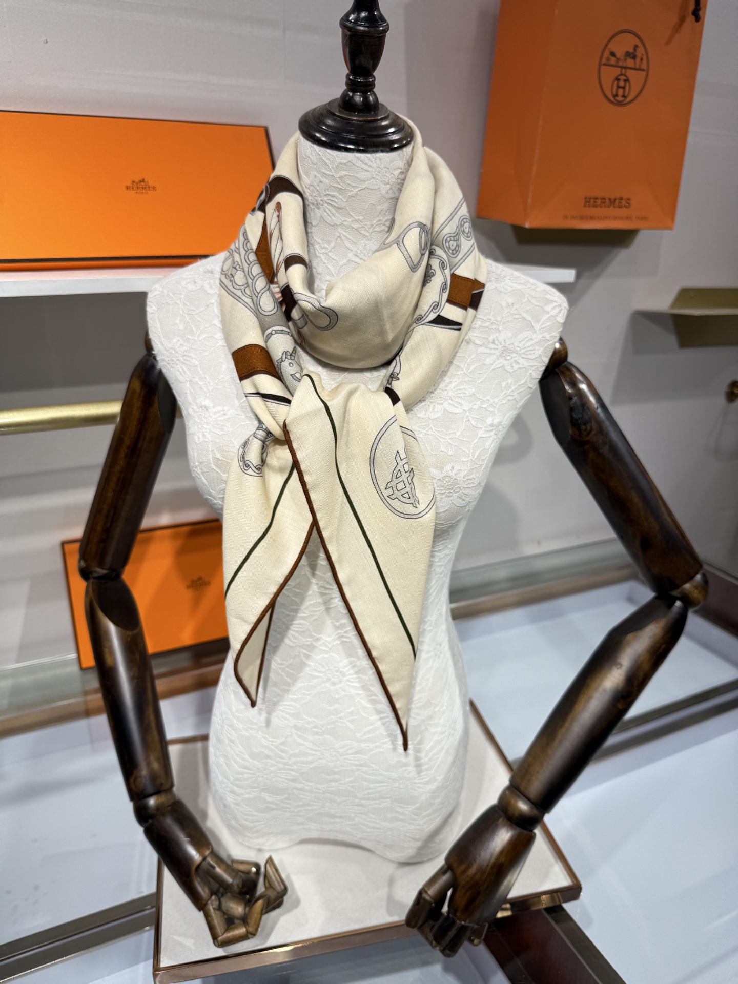 💟HERMES/2026❤️New三角形尺寸，非常好搭配衣服，手工卷边,70%羊绒+30%真丝材质混纺面料柔软细腻，像云