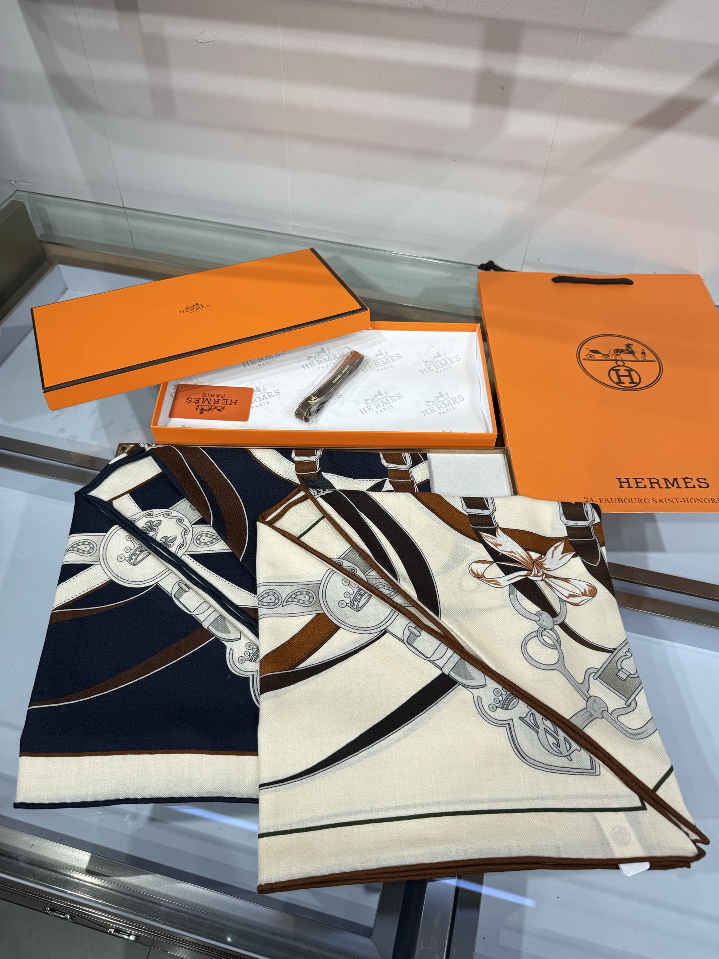 💟HERMES/2026❤️New三角形尺寸,非常好搭配衣服,手工卷边,70%羊绒+30%真丝材质混纺面料柔软细腻,像云 💟HERMES/2026❤️New三角形尺寸,非常好搭配衣服,手工卷边,70%羊绒+30%真丝材质混纺面料柔软细腻,像云