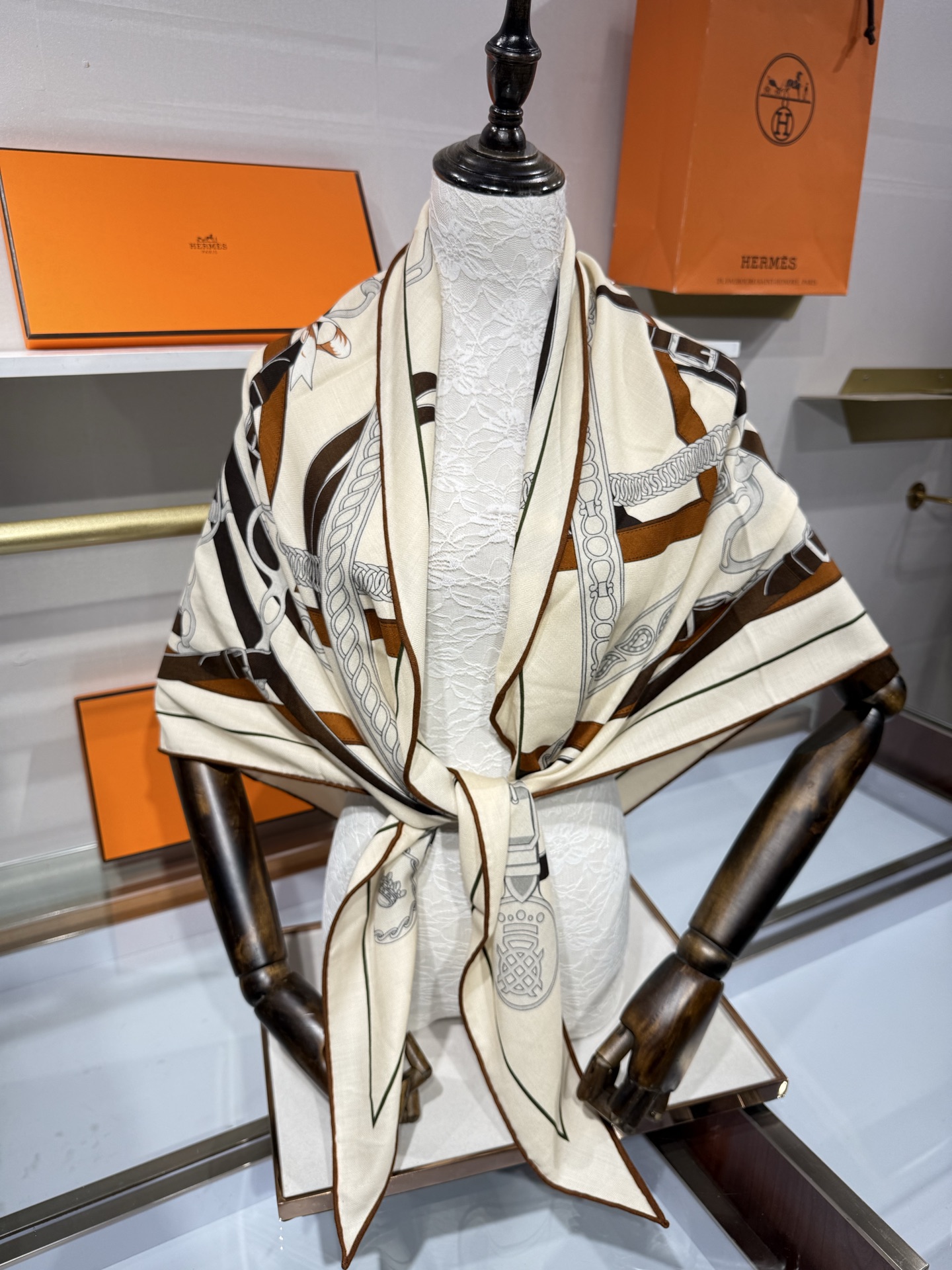 💟HERMES/2026❤️New三角形尺寸，非常好搭配衣服，手工卷边,70%羊绒+30%真丝材质混纺面料柔软细腻，像云