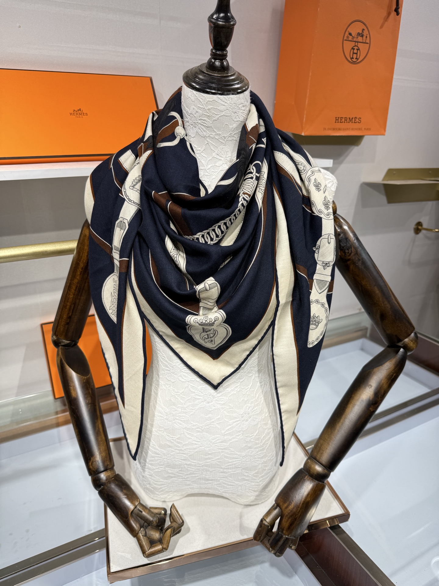 💟HERMES/2026❤️New三角形尺寸，非常好搭配衣服，手工卷边,70%羊绒+30%真丝材质混纺面料柔软细腻，像云