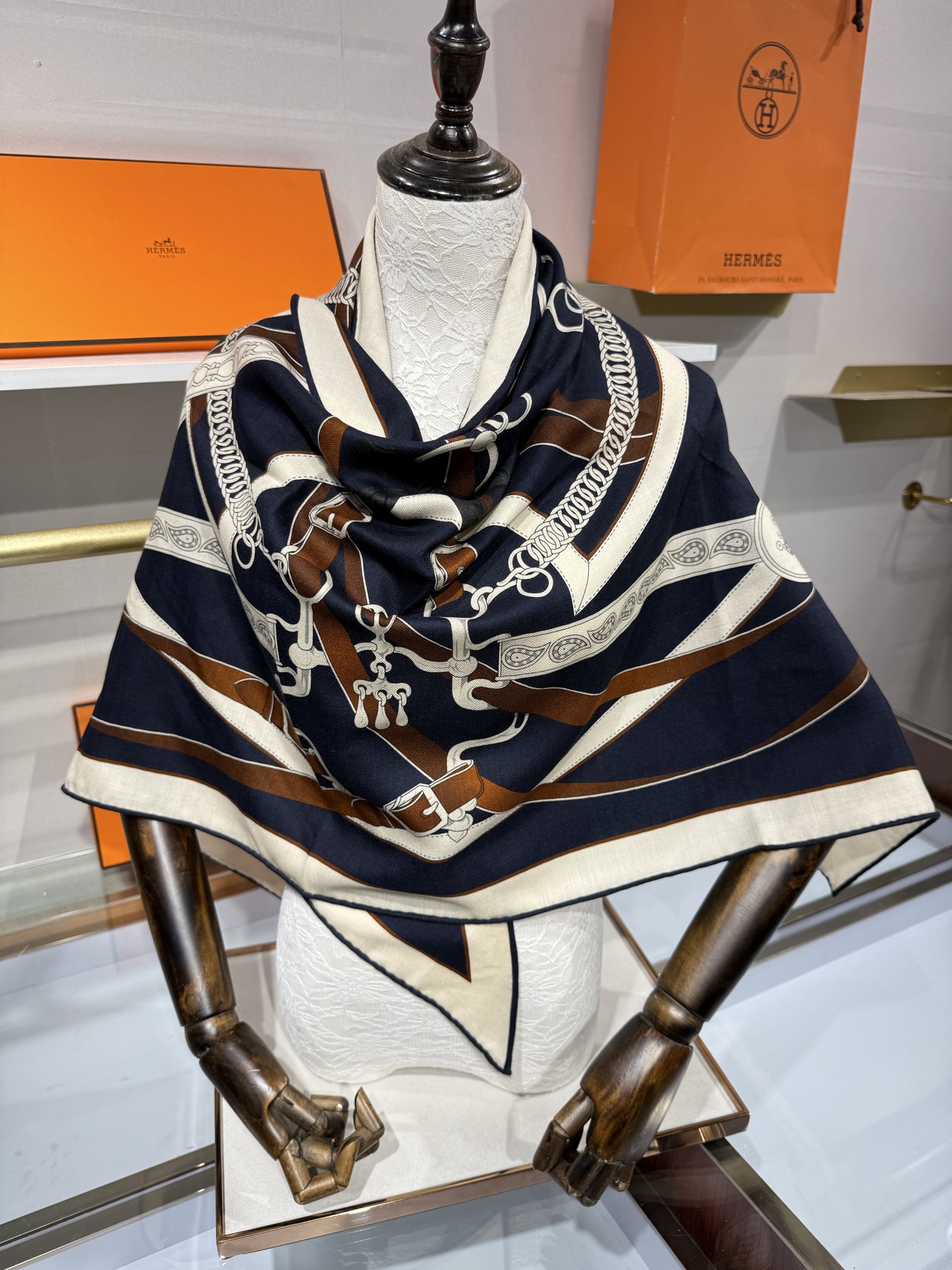 💟HERMES/2026❤️New三角形尺寸，非常好搭配衣服，手工卷边,70%羊绒+30%真丝材质混纺面料柔软细腻，像云