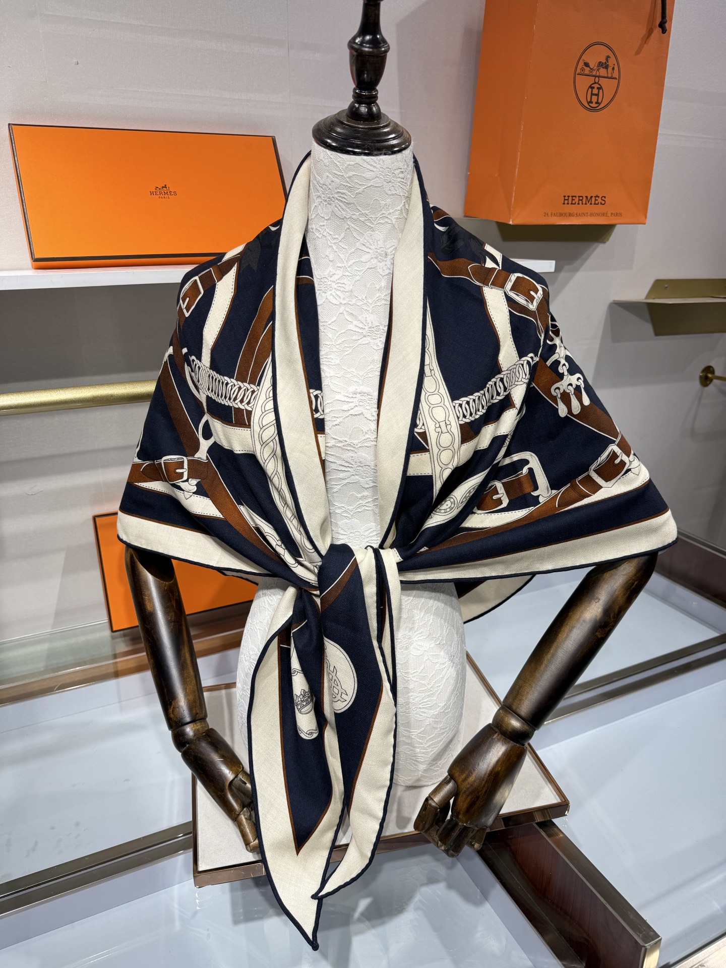 💟HERMES/2026❤️New三角形尺寸，非常好搭配衣服，手工卷边,70%羊绒+30%真丝材质混纺面料柔软细腻，像云