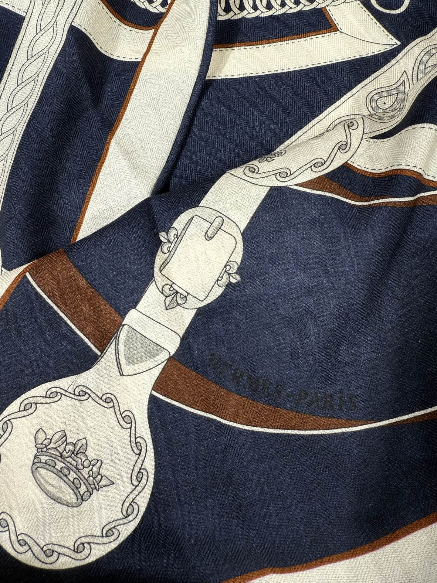 💟HERMES/2026❤️New三角形尺寸，非常好搭配衣服，手工卷边,70%羊绒+30%真丝材质混纺面料柔软细腻，像云
