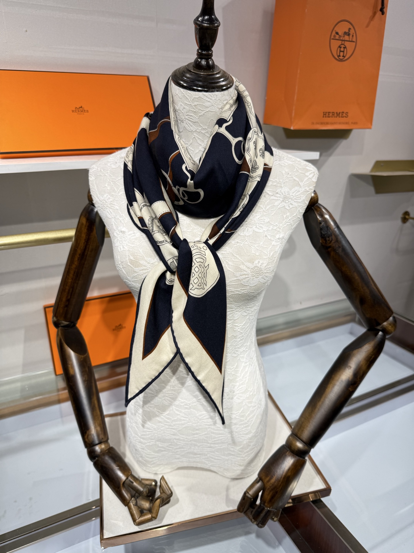 💟HERMES/2026❤️New三角形尺寸，非常好搭配衣服，手工卷边,70%羊绒+30%真丝材质混纺面料柔软细腻，像云