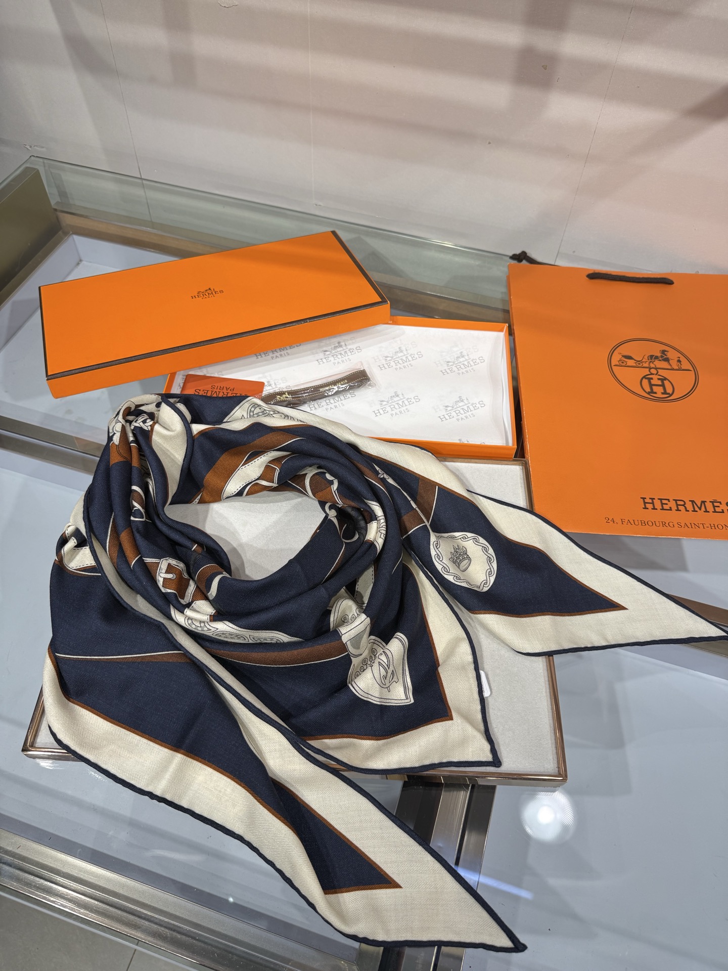 💟HERMES/2026❤️New三角形尺寸，非常好搭配衣服，手工卷边,70%羊绒+30%真丝材质混纺面料柔软细腻，像云