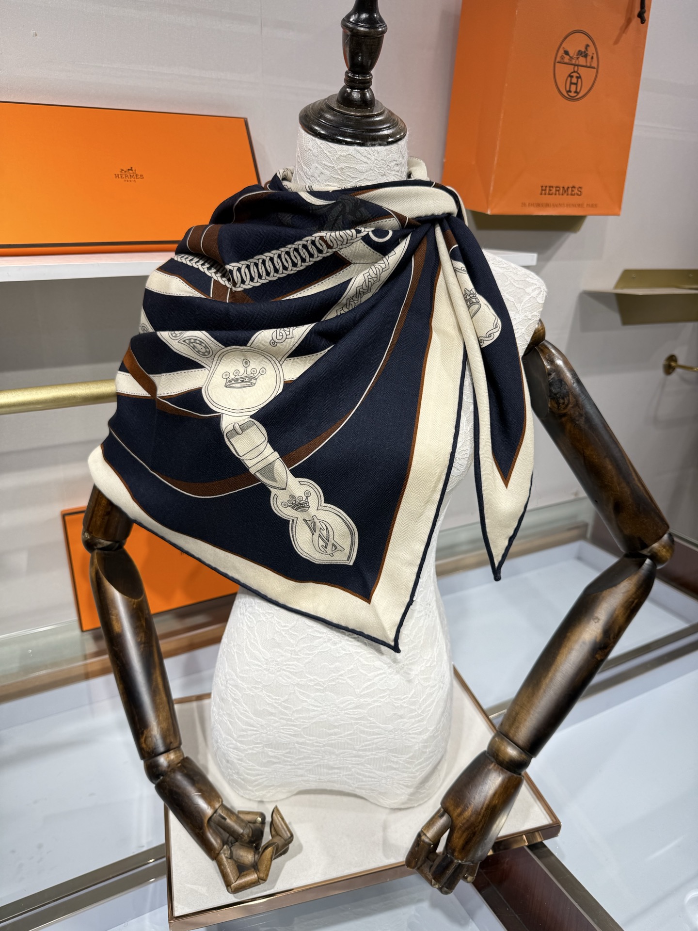 💟HERMES/2026❤️New三角形尺寸，非常好搭配衣服，手工卷边,70%羊绒+30%真丝材质混纺面料柔软细腻，像云