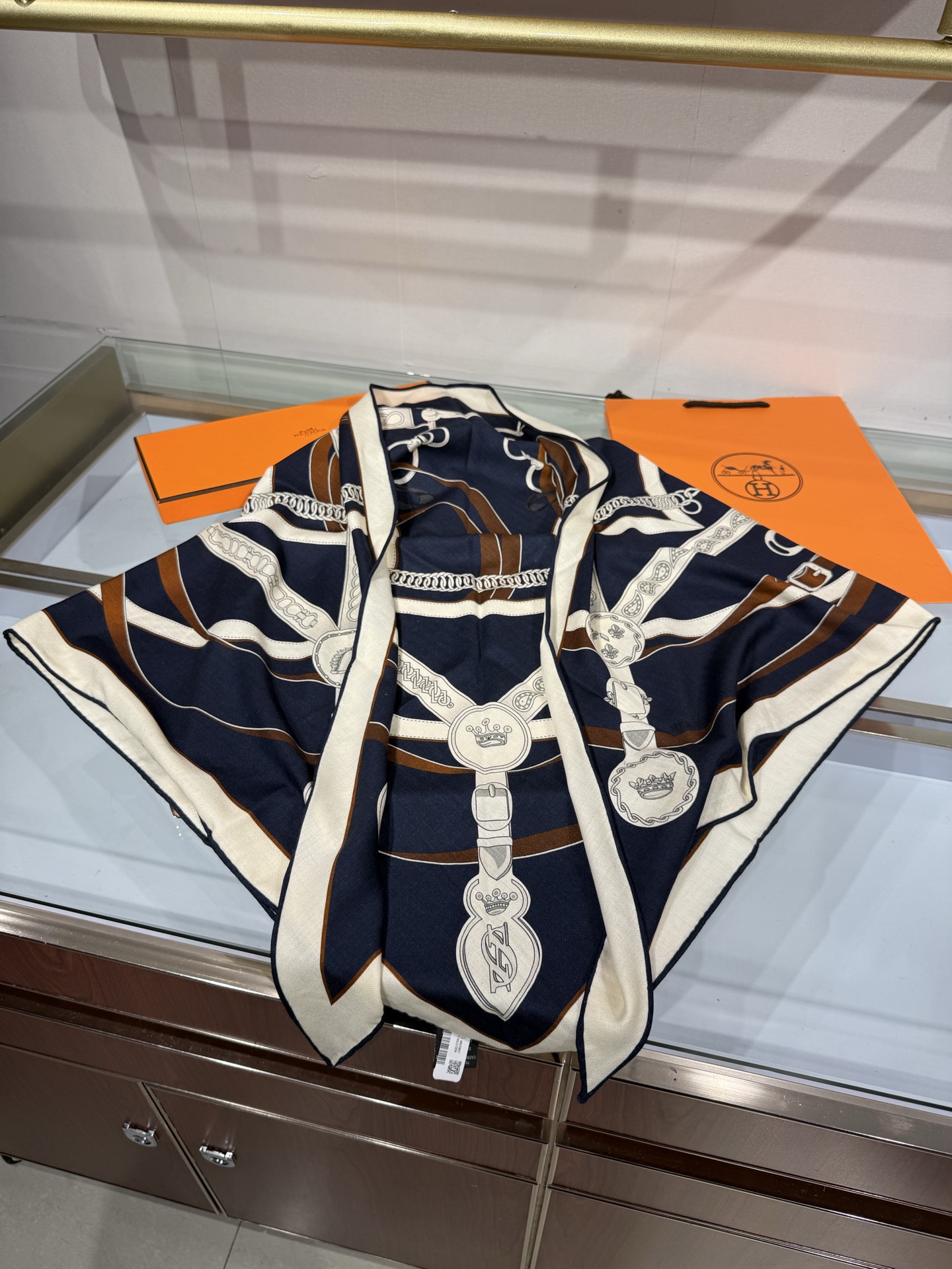 💟HERMES/2026❤️New三角形尺寸，非常好搭配衣服，手工卷边,70%羊绒+30%真丝材质混纺面料柔软细腻，像云