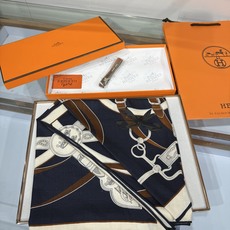 💟HERMES/2026❤️New三角形尺寸,非常好搭配衣服,手工卷边,70%羊绒+30%真丝材质混纺面料柔软细腻,像云 💟HERMES/2026❤️New三角形尺寸,非常好搭配衣服,手工卷边,70%羊绒+30%真丝材质混纺面料柔软细腻,像云