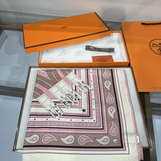 🆕 26年上新💞【双面同色丝毛方巾】手工卷边山羊绒和真丝混纺披肩(70%山羊绒,30%桑蚕丝) 这款披肩采用经典山羊 🆕 26年上新💞【双面同色丝毛方巾】手工卷边山羊绒和真丝混纺披肩(70%山羊绒,30%桑蚕丝) 这款披肩采用经典山羊