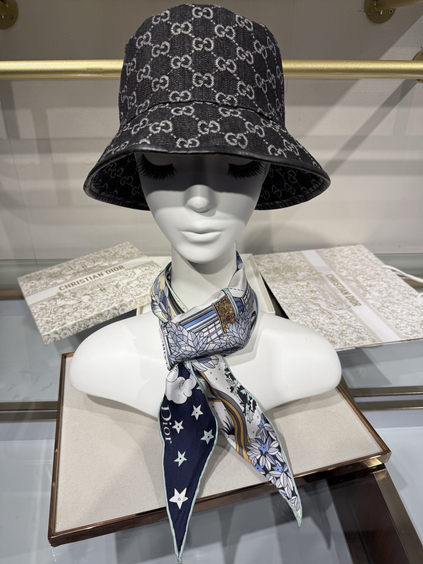 💟Dior Diamond 丝巾 粉色调多色桑蚕丝斜纹面料 Dior Avenue 图案 材质：100%